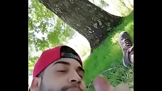 Rica mamada gay al aire libre